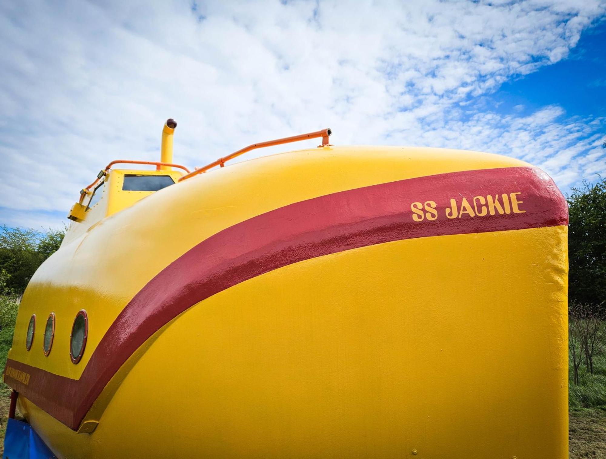 The Yellow Submarine Чедър Екстериор снимка