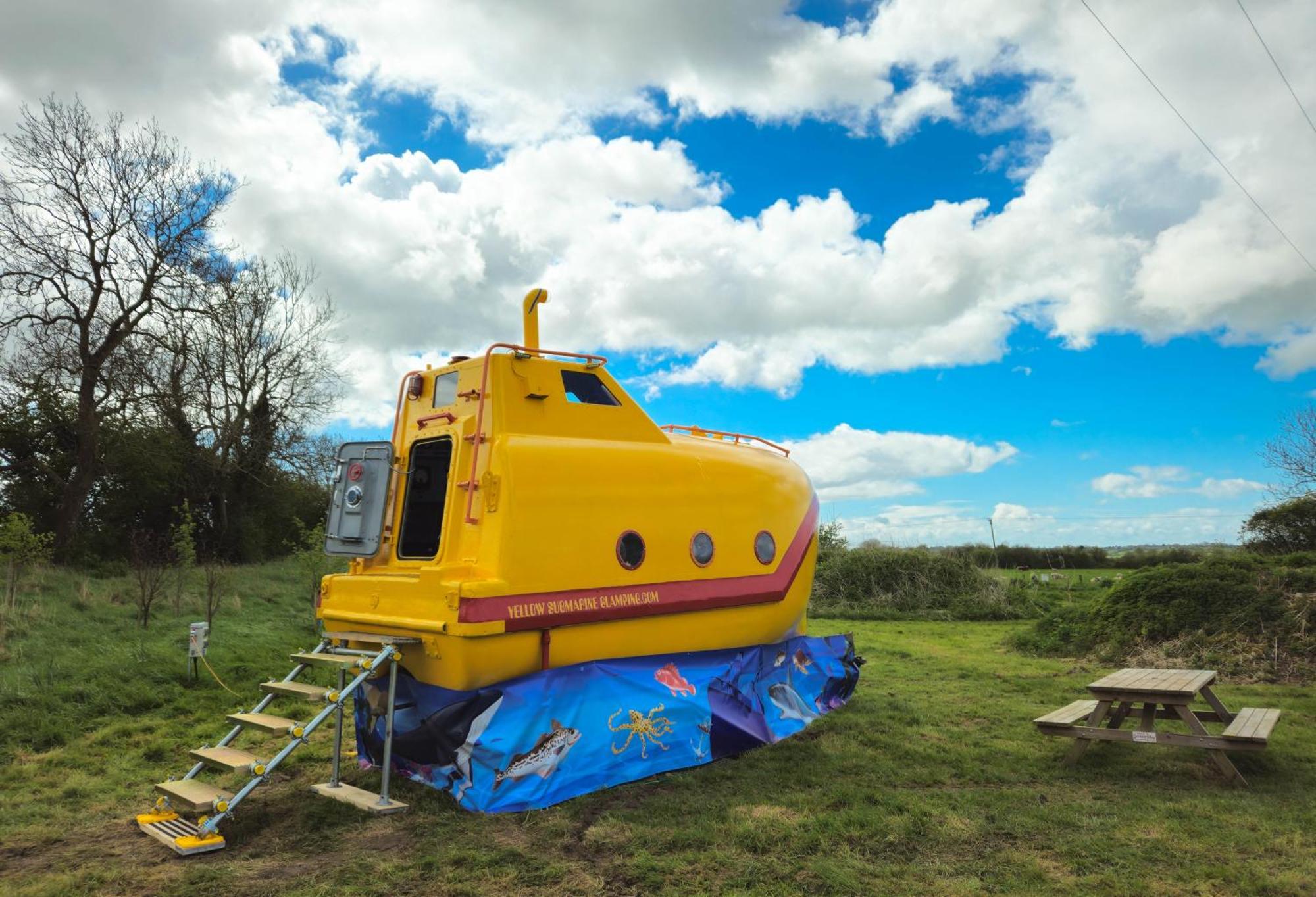 The Yellow Submarine Чедър Екстериор снимка