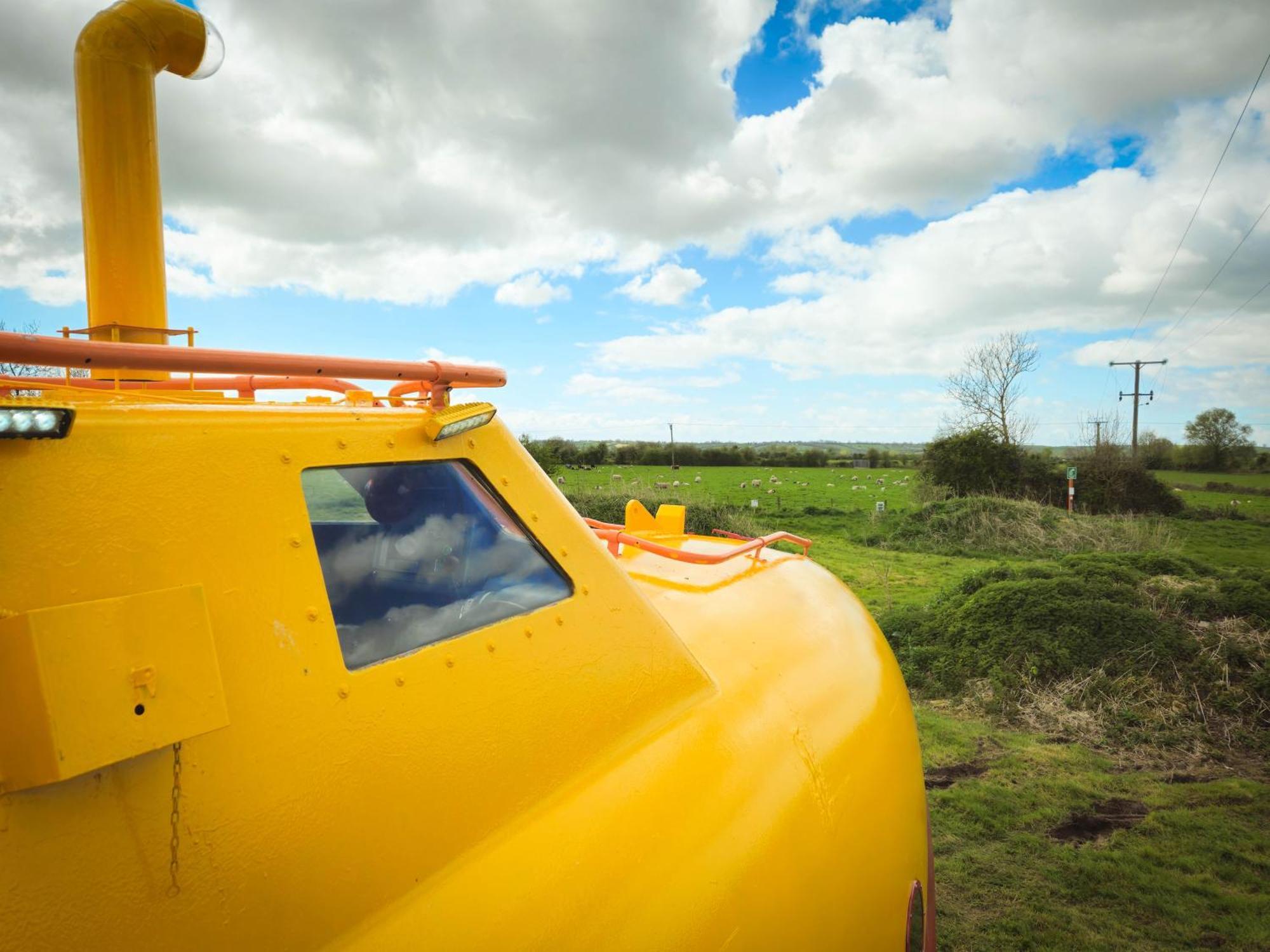 The Yellow Submarine Чедър Екстериор снимка